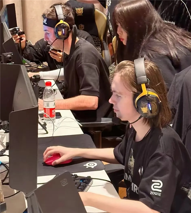 官方分享了明天 Ninjas in Pyjamas 对阵 FunPlus Phoenix 比赛的赛前海报： Phoenix 试图赢得首场胜利，而 Ninjas in Pyjamas 则希望连赢两场