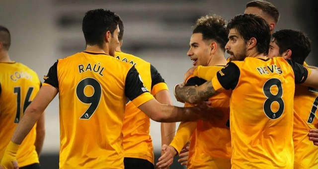 缺失的女性坦克回头看月亮，点燃光来帮助Xun获得三杀。 JD Gaming 中路和打野展现了他们的实力，拉回了一座城市。